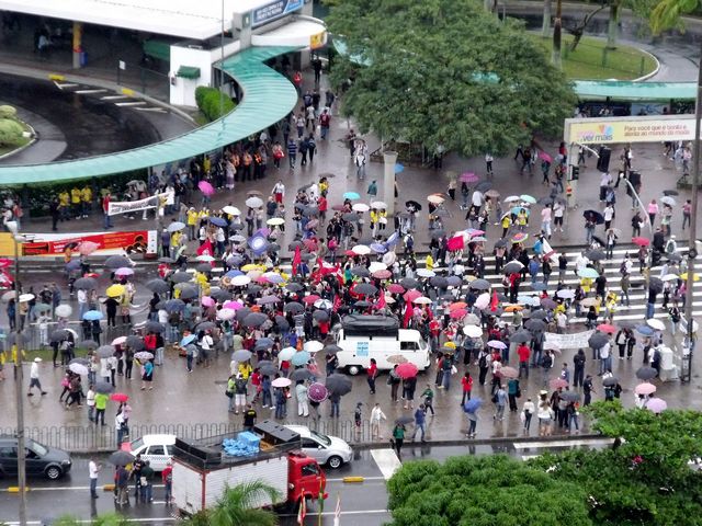 Passeata reúne servidores no dia nacional de luta em Fpolis