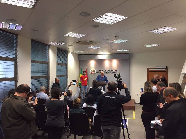Sinasefe participa do pedido de impeachment do governador de SC