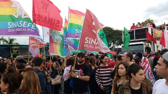 Trabalhadores voltam às ruas em nova greve geral contra as reformas